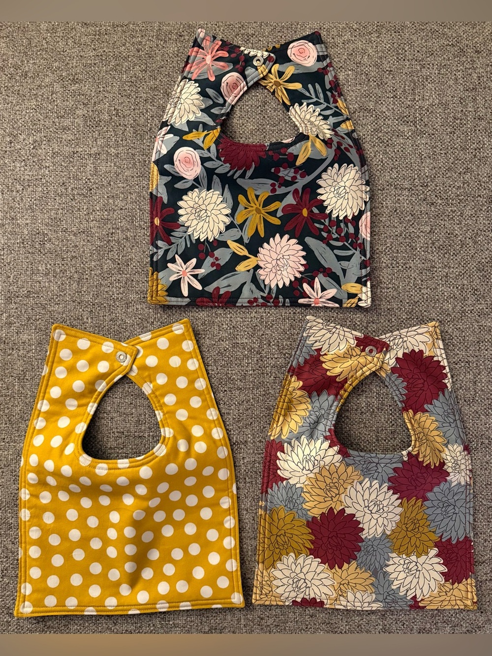 Set of 3 NEW hand-sewn bibs - Polka dots/Flowers